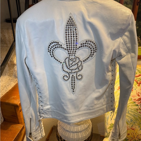 Chic White Leather Jacket with Studded Fleur-de-Lis